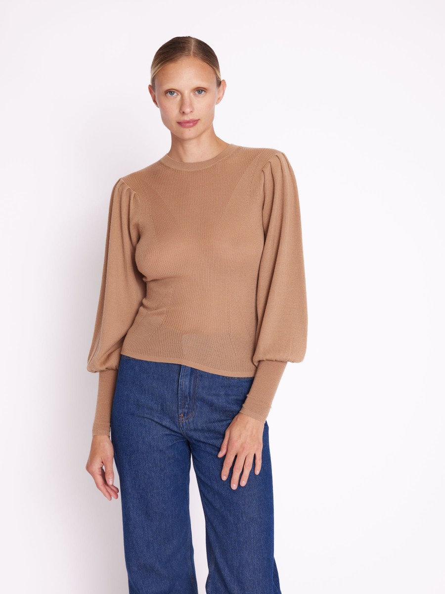 ARIA | Jersey liso camel con mangas abullonadas